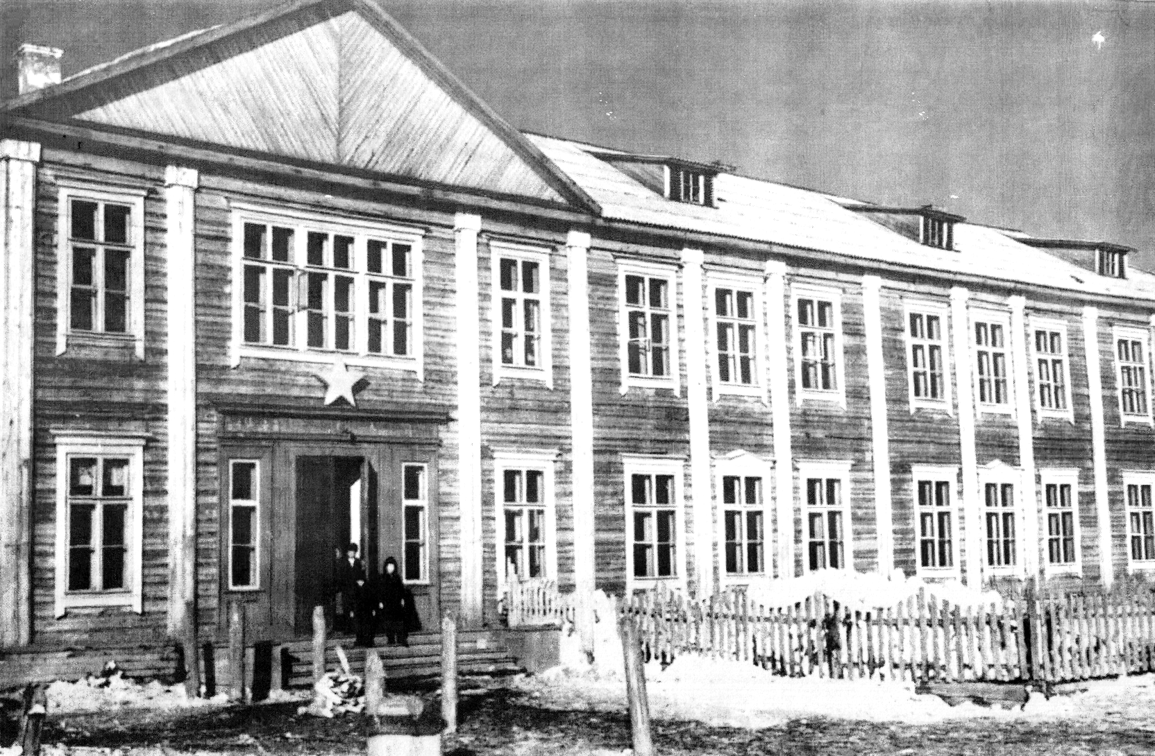 Здание средней школы 1956 год
